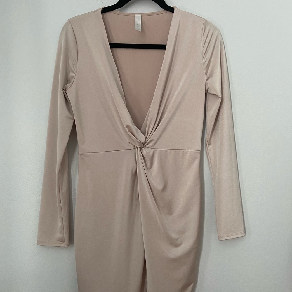 Beautiful dress, only worn once. Smoke free pet free house